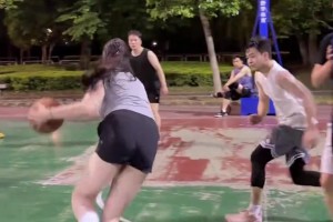 对美女的这个球有没有犯规呢？视频封面